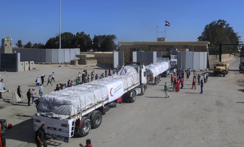 عبور 20 شاحنة تحمل مساعدات إنسانية إلى قطاع غزة عبر معبر رفح