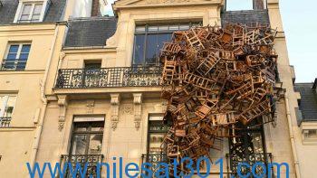 تزيين واجهة أحد المباني في باريس بمجموعة من الكراسي!