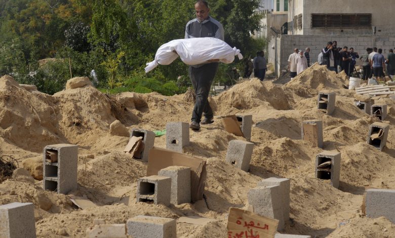"مقابر جماعية" وجثث لم يطالب بها أحد.. "كابوس يطارد أهالي غزة"