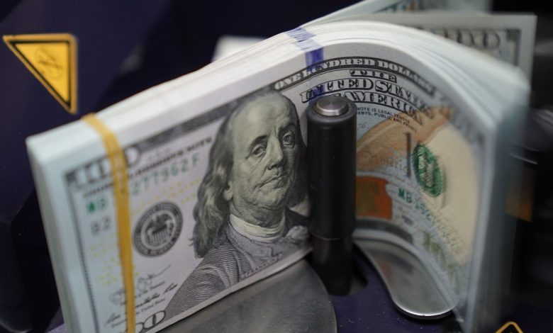 البنك المركزي يوجه ضربة موجعة لـ«الدولار الموازي».. هبوط 4.5 جنيه